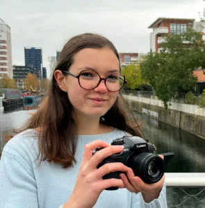 Enola riss vidéaste professionnelle avec une caméra