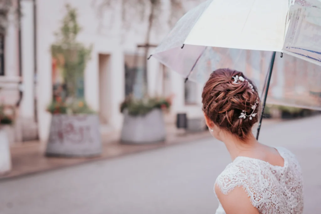 Une mariée qui attend sous la pluie lors de son film de mariage